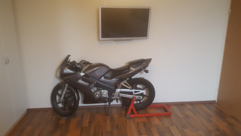 Meine 125er CBR, die mich treue 45000km getragen hat, musste von der Garage ins Schlafzimmer umziehen.