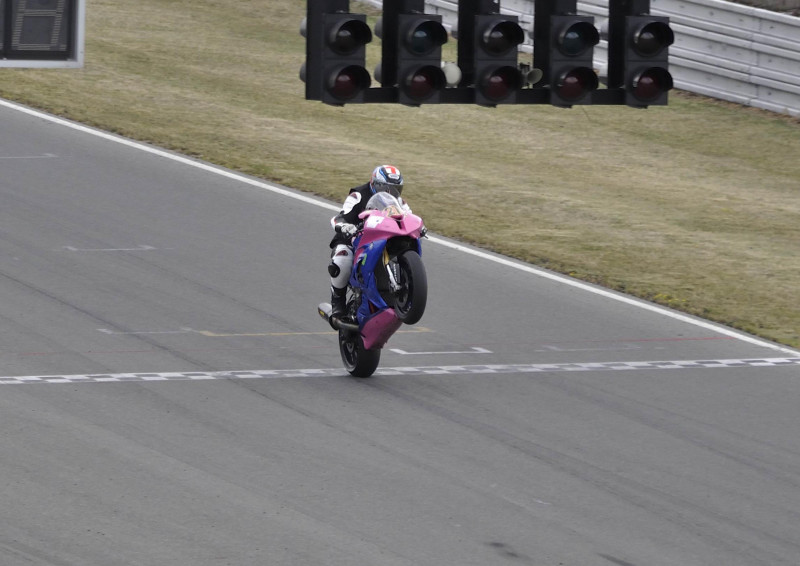 wheelie Kopie.jpg
