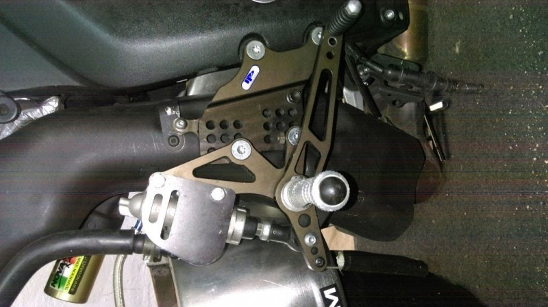 rechts hängt der Adapter vom Bremslicht runter den kann ich ja ablassen aber ich weiss nicht wo links die Feder hin soll