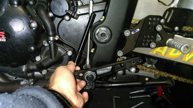 Die Schaltstange kommt mir irgendwie zu kurz vor und eine Schraube habe ich auch nicht wirklich dabei