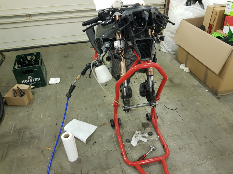 20171220_174153.jpg (1.91 MiB) 2617 mal betrachtet Als erstes wurden erstmal die Bremssattel abgeschraubt und die Stehlflexleitungen geleert.