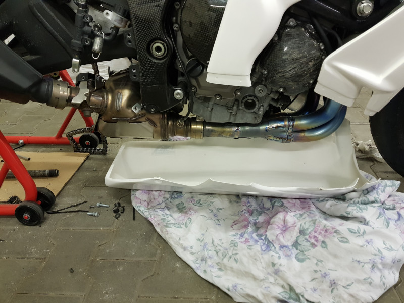 20171220_184830.jpg (1.71 MiB) 2617 mal betrachtet Die Originale Auspuffanlage MUSS ich leider anbauen, da ich hauptsächlich auf dem Sachsenring unterwegs bin. Der vorher verbaute AKRA mit Katersatzrohr, wäre allerdings deutlich Montagefreundlicher gewesen. Schon auf anhieb konnte ich mir denken, dass der Riesen KAT nicht in die verkleidung passen wird.