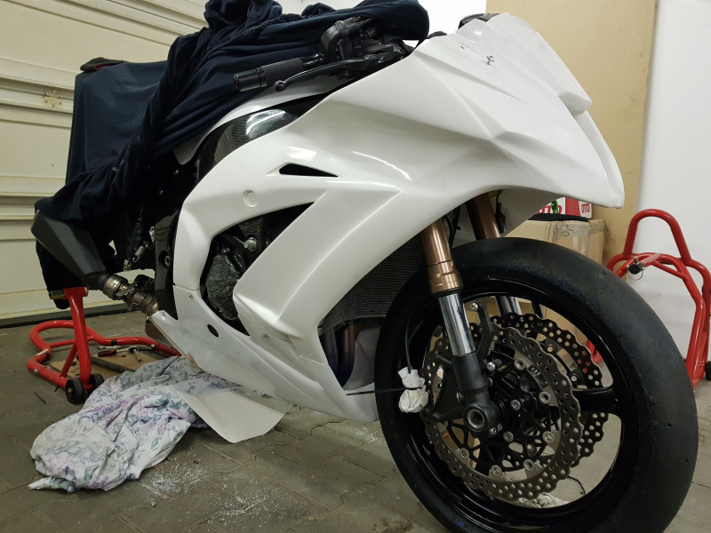 20171222_180614.jpg (1.68 MiB) 2617 mal betrachtet Das Unterteil ist dran und mit ein paar wenigen schrauben fixiert. Unter der Verkleidung liegt das stück was dann schlussendlich weichen musste.