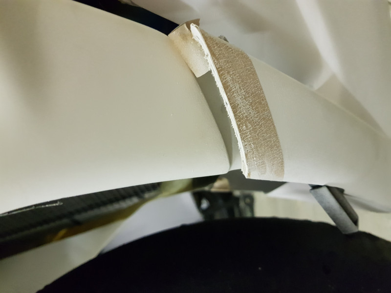 20171223_183555.jpg (1.16 MiB) 2617 mal betrachtet Als nächstes wurden noch die Übergänge von unter zu oberverkleidung angepasst. Aufgrund der paar Schrauben ging das recht easy und auch direkt am Bike. Einfach wieder mit tape und Augenmaß markieren was weg muss. Etwas dahinter klemmen um Abstand zu haben und fröhlich drauf los dremeln.