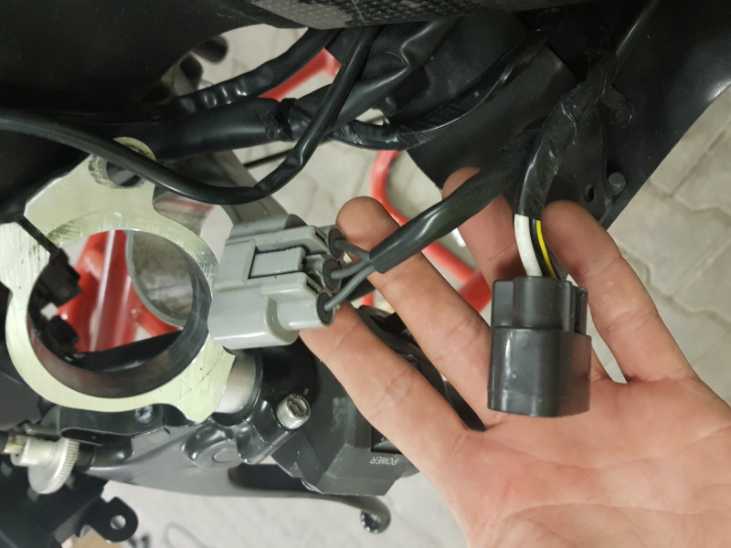 20180102_130557.jpg (1.34 MiB) 2617 mal betrachtet Die Stecker, die an den Gleichrichter gehen