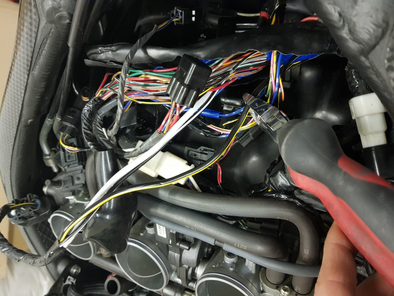 Mal davon abgesehen dass die ECU, Airbox und Co. entfernt werden müssen. Das ein sack Aufwand ist die Kabel Freizulegen und am ende Festzustellen, dass sie Kreuz und Quer liegen, blieb es mir nicht erspart die Kabel troztdem abzuzwicken :-(