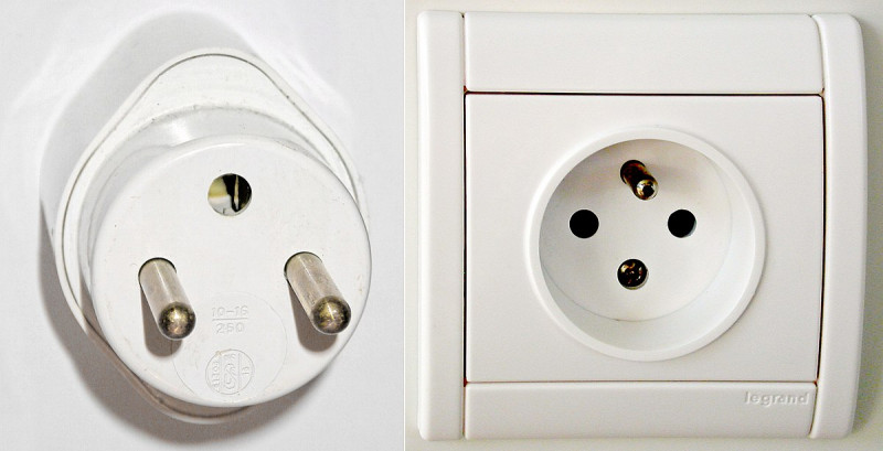 1200px-E_plug_and_socket.jpg