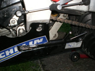 Nachrüstung eines Seitenständers nachdem mir die Kiste in Salzburg wegen dieser bescheuerten Triangel IM STAND umgefallen ist.