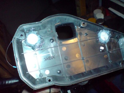 Tacho war nur oberflächlich zerstört. Stabiler, als man denkt, das Ding. Da beide Haltestifte abgebrochen sind habe ich Alu-Bolzen gedreht und eingeklebt.