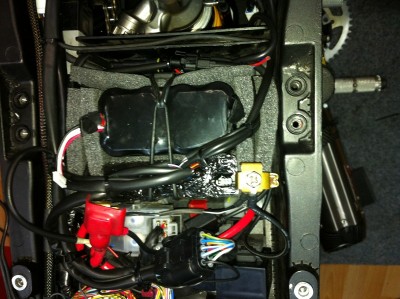 Hier die kleine Box sauber verbaut. Durch die kleine Batterie passt die ECU sehr gut in die normale Batterie Box.