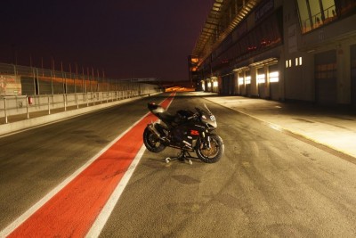 oschersleben bei nacht Suzuki GSXR 1000.jpg