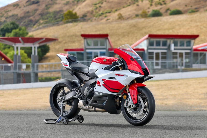 2026-Yamaha-YZF900R9-EU-Anniversary_White-Static-001-03.jpg