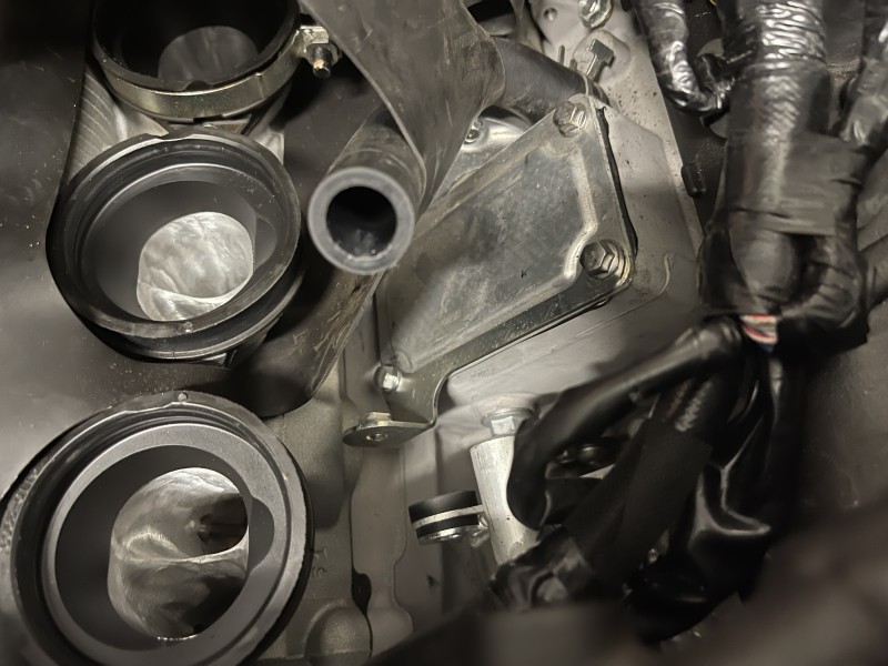 Oberer Catchtankhalter montiert