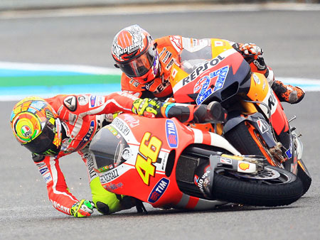 040511-rossi-stoner-jerez-crash.jpg