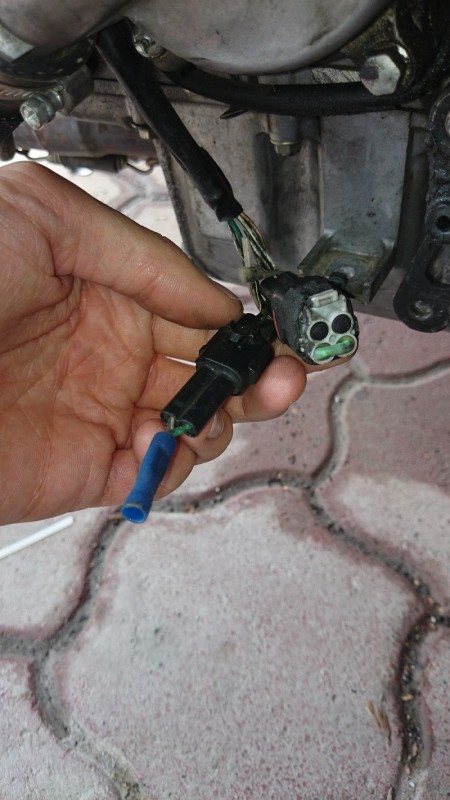 Denke mal 1 davor ist der Sensor für den Seienständer, und das 2. Kabel??