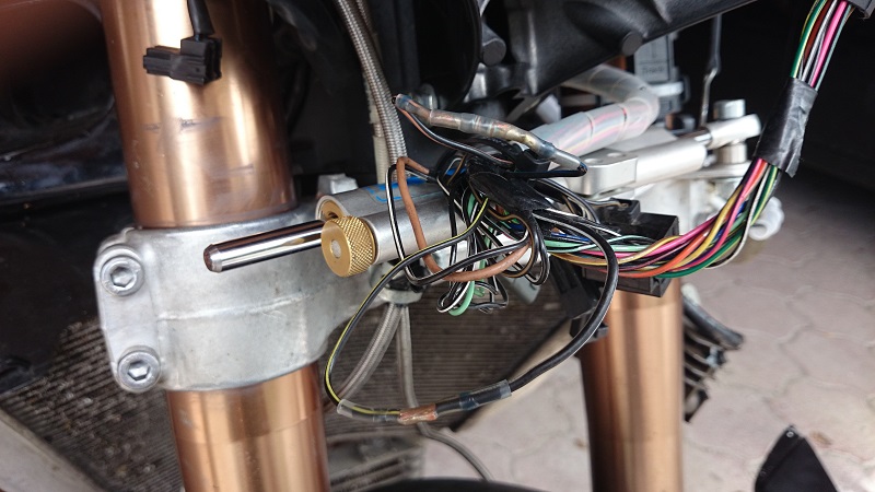 (ich spreche von denen, mit dem durchsichtigem Schrumpfschlauch)<br />Das untere hat einen Widerstand drinnen, Kupplungsschalter?<br />Das obere????