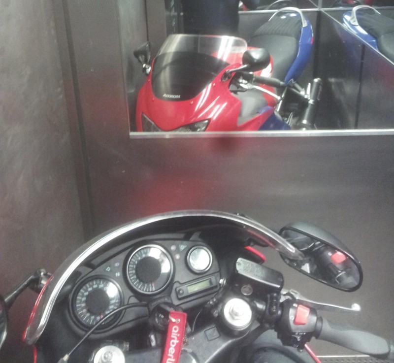 in der alten Wohnung passten die Mopeds ins Fahrstuhl :))