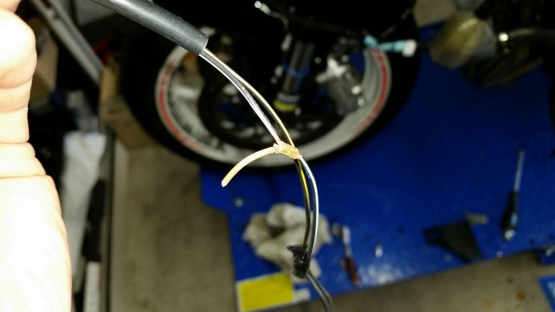 Braunes Kabel, welches mitangeschlossen war und auch in die Amatur ging.