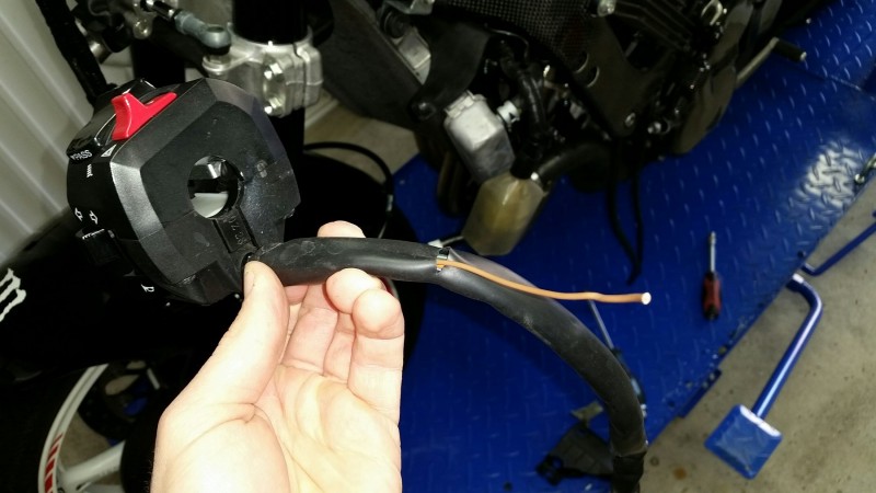 Braunes Kabel welches wieder in die Amatur geht.