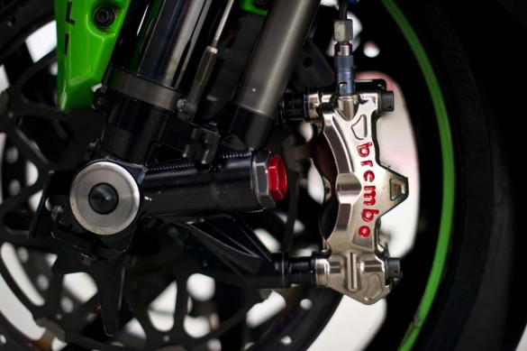 110615-2015-wsbk-champion-rea-kawasaki-ninja-zx-10r-Test_Aragon_ZX-10R_Braking_GB34404-585x389.jpg