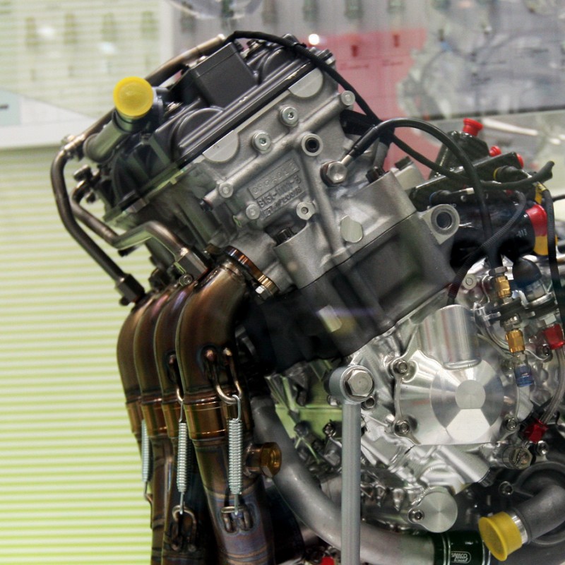 Yamaha_YZR-M1_In-line_4-cylinder_engine_2009_Tokyo_Motor_Show.jpg