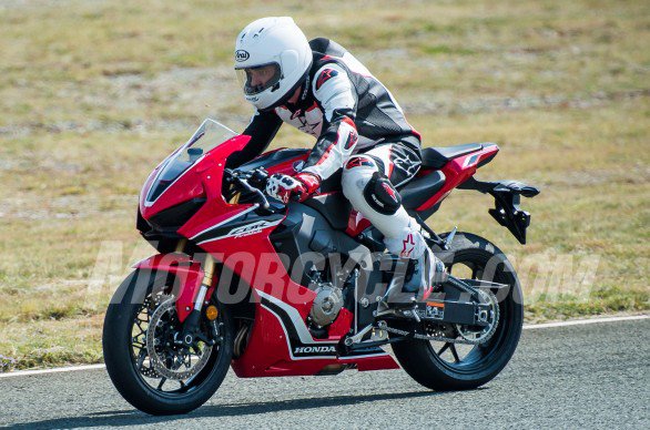 091416-2017-honda-cbr1000rr-spied-cbr_hi-6-586x388.jpg