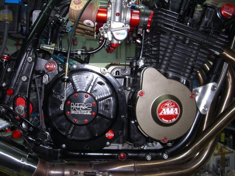 Kupplungsdeckel aus dem vollen gefräst und die Betätigung von einer Buell XB12S genommen