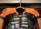 Titan-Garderobenhaken für Motorradkombi. Jetzt 2 kaufen + 1 gratis!